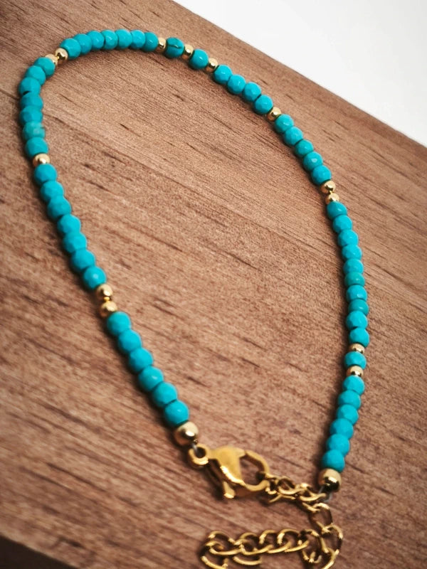 Bracelet en perles facettées d'howlite turquoise.