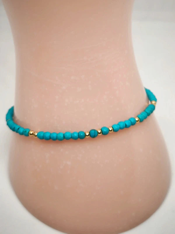 Bracelet en perles facettées d'howlite turquoise.
