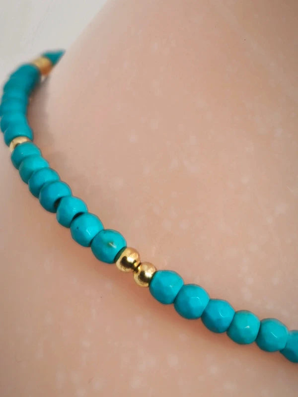 Bracelet en perles facettées d'howlite turquoise.