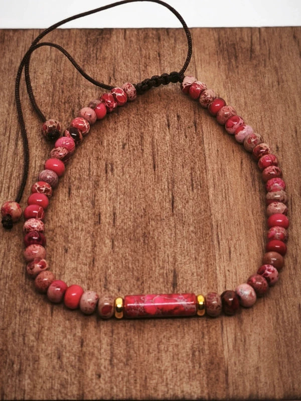 Bracelet en jaspe sédimentaire rouge .