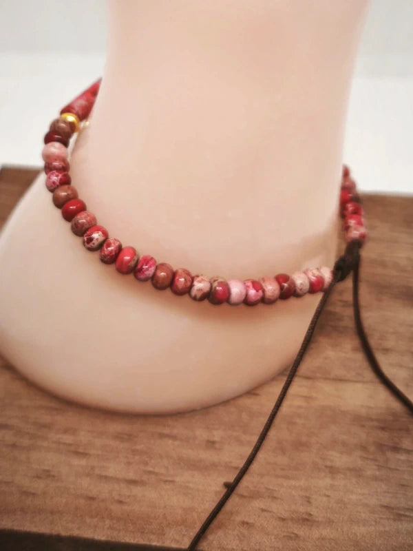 Bracelet en jaspe sédimentaire rouge .