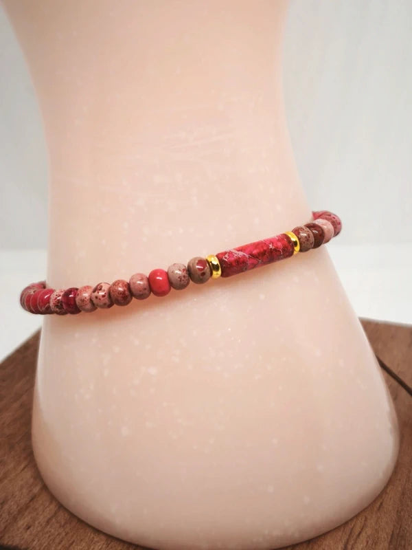 Bracelet en jaspe sédimentaire rouge .