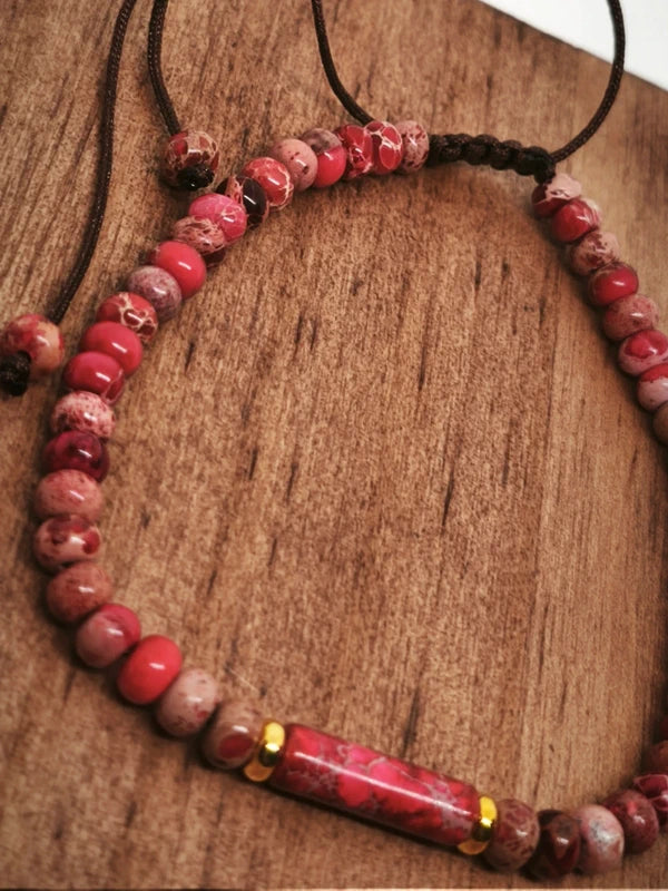 Bracelet en jaspe sédimentaire rouge .