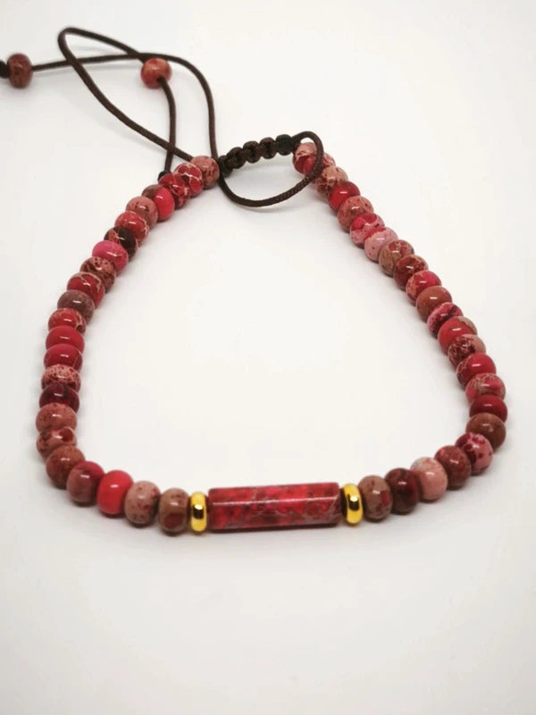 Bracelet en jaspe sédimentaire rouge .