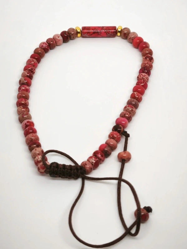 Bracelet en jaspe sédimentaire rouge .