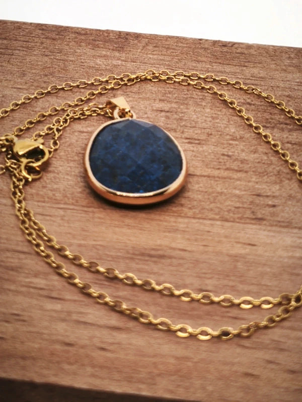 Collier en lapis lazuli facetté
