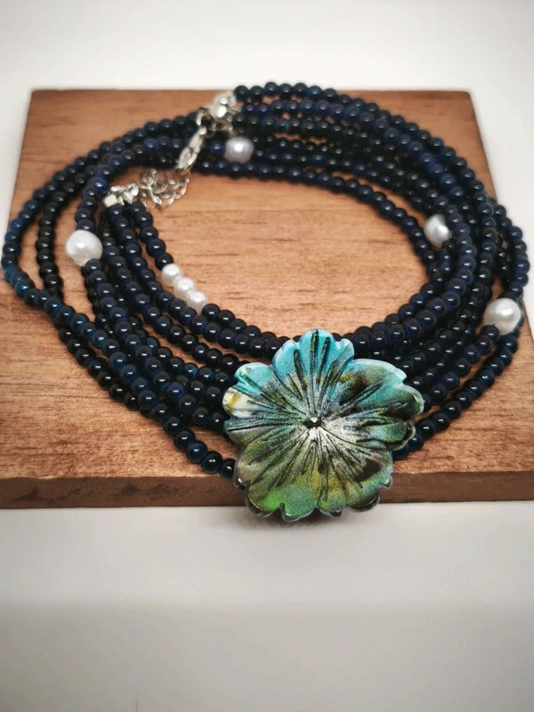 Collier en perles de verre coloré 2mm, acrylique et fleur en résine