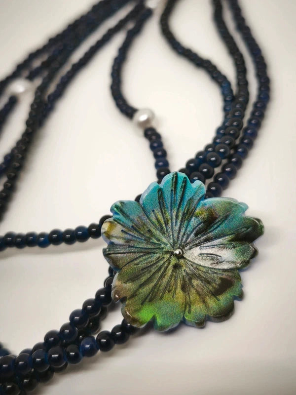 Collier en perles de verre coloré 2mm, acrylique et fleur en résine