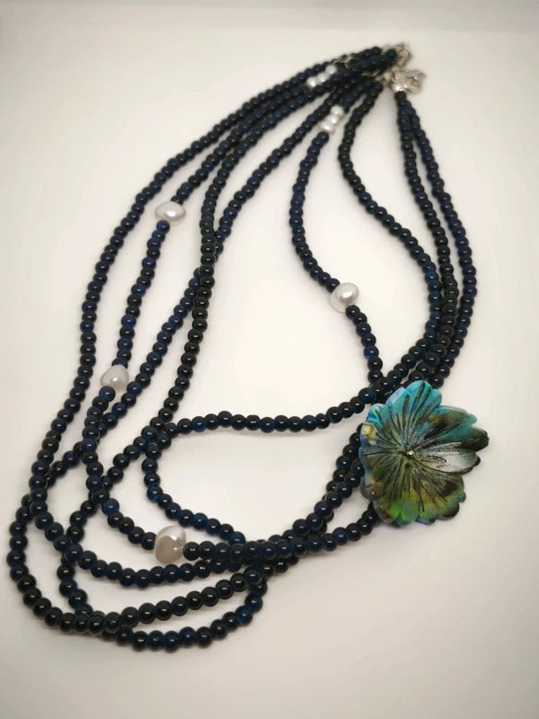 Collier en perles de verre coloré 2mm, acrylique et fleur en résine