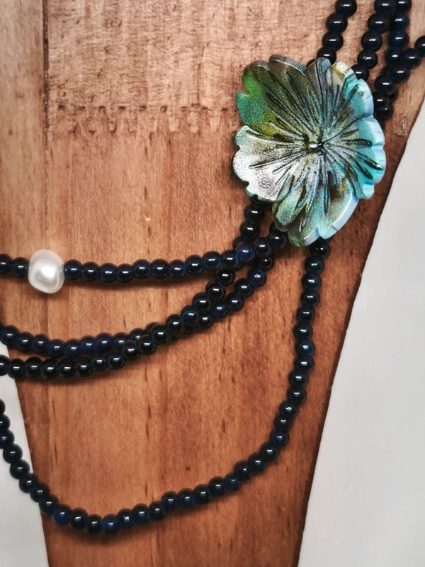 Collier en perles de verre coloré 2mm, acrylique et fleur en résine