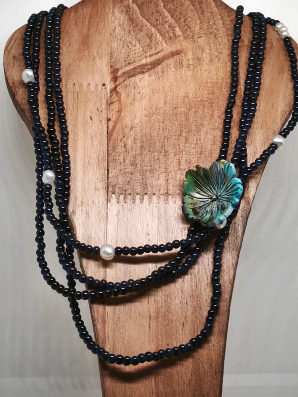 Collier en perles de verre coloré 2mm, acrylique et fleur en résine