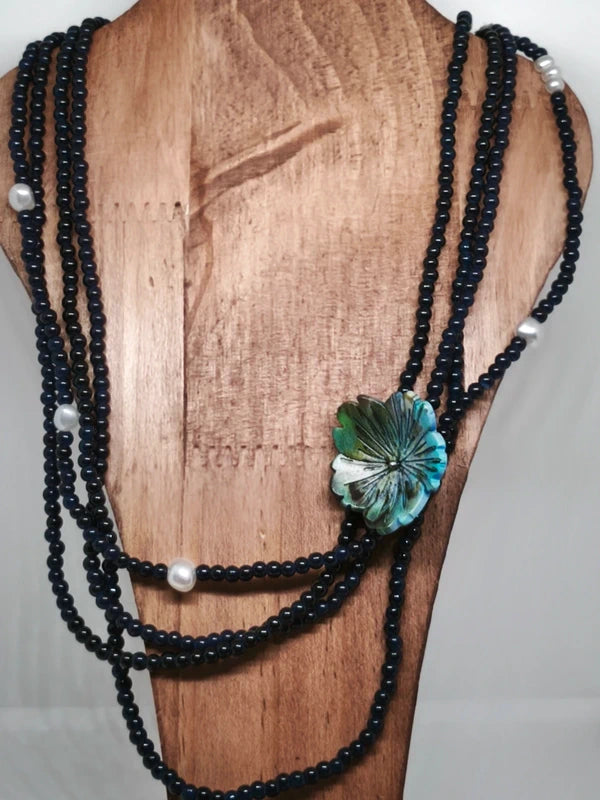 Collier en perles de verre coloré 2mm, acrylique et fleur en résine