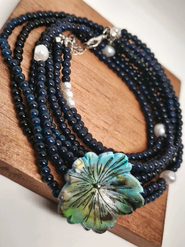 Collier en perles de verre coloré 2mm, acrylique et fleur en résine