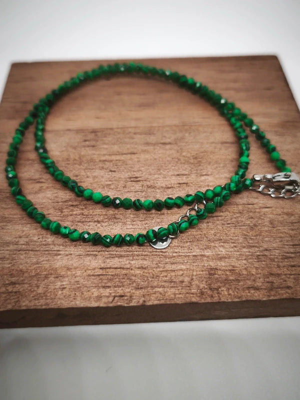 Collier en perles facettes de malachite résinée 3mm