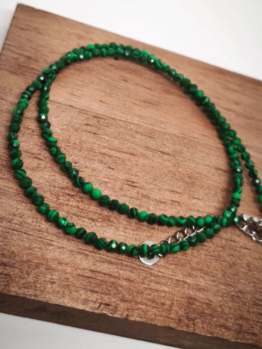 Collier en perles facettes de malachite résinée 3mm