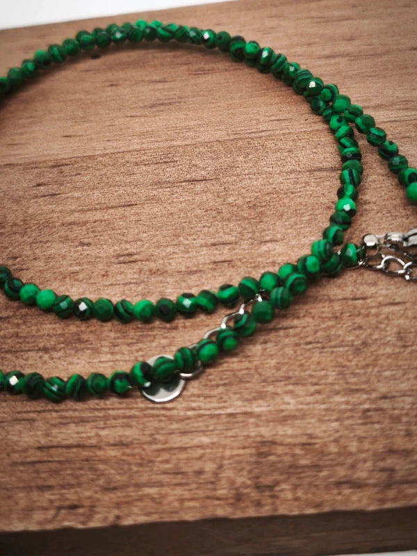 Collier en perles facettes de malachite résinée 3mm
