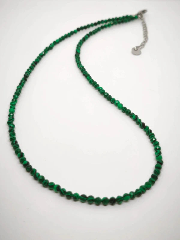 Collier en perles facettes de malachite résinée 3mm