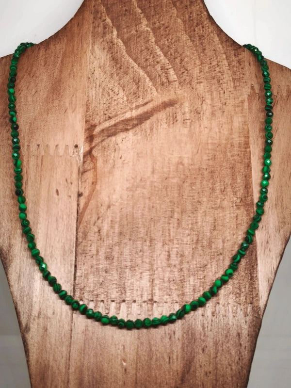 Collier en perles facettes de malachite résinée 3mm