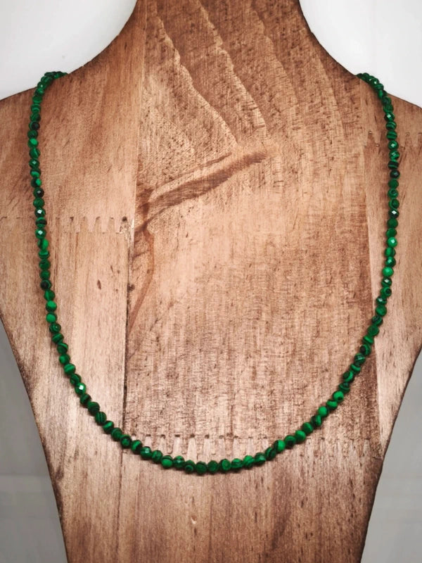Collier en perles facettes de malachite résinée 3mm