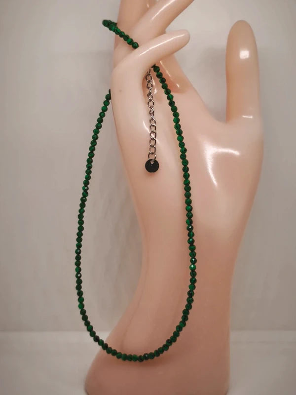 Collier en perles facettes de malachite résinée 3mm