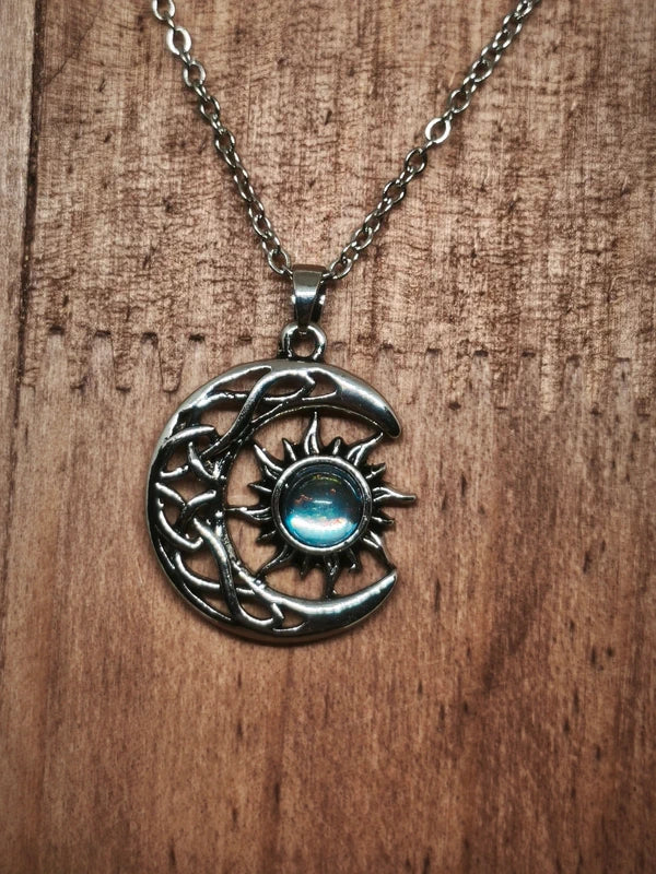 Collier demi-lune soleil