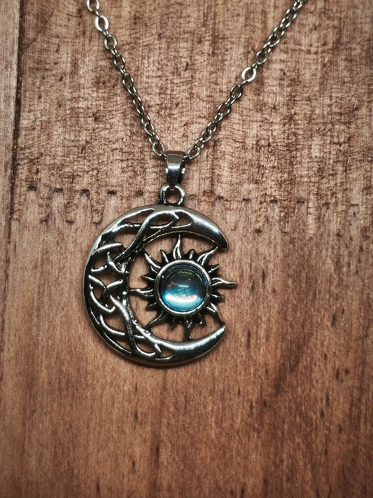 Collier demi-lune soleil