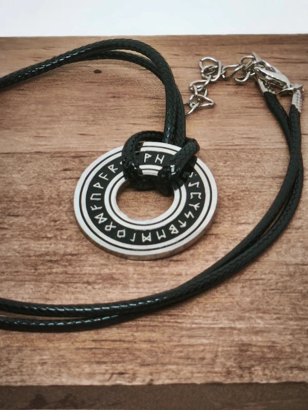 collier cercle de runes nordiques