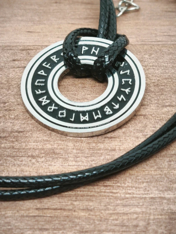 collier cercle de runes nordiques