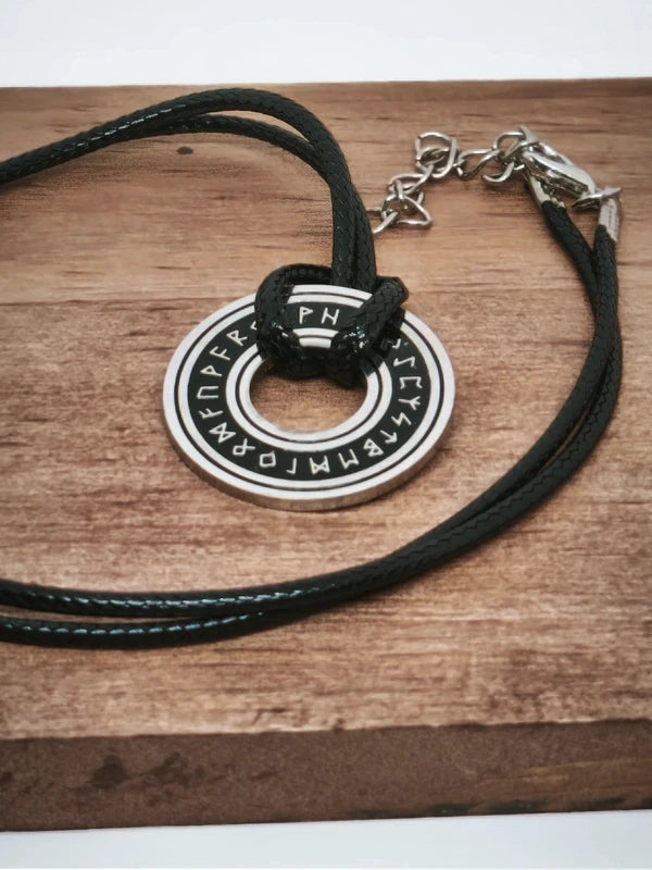 collier cercle de runes nordiques