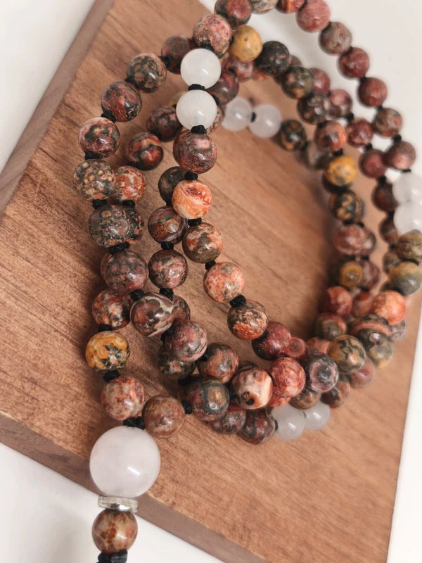 collier mala jaspe bréchique et quartz blanc