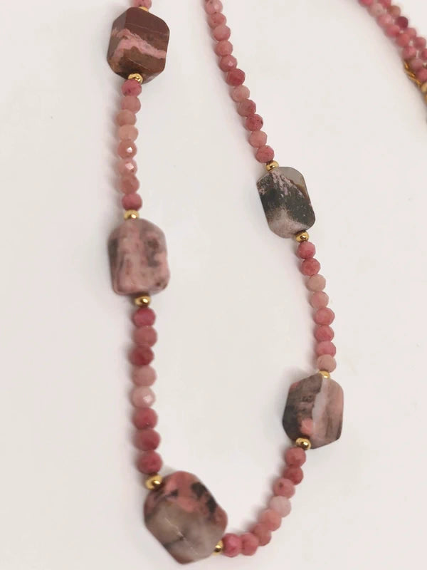 Collier en perles facettes de 3mm de rhodonite
