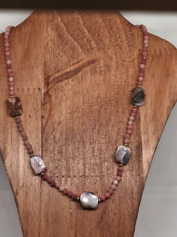 Collier en perles facettes de 3mm de rhodonite