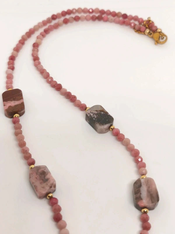 Collier en perles facettes de 3mm de rhodonite