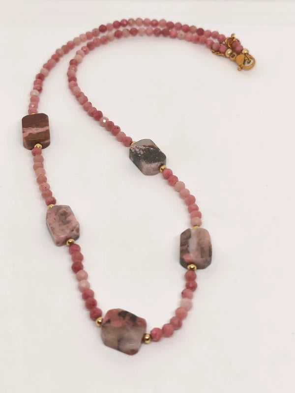 Collier en perles facettes de 3mm de rhodonite