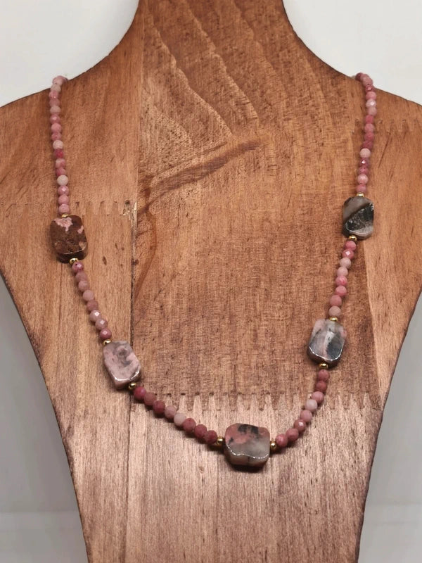 Collier en perles facettes de 3mm de rhodonite