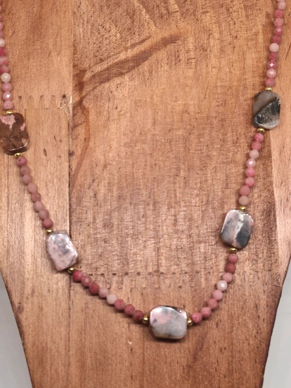 Collier en perles facettes de 3mm de rhodonite
