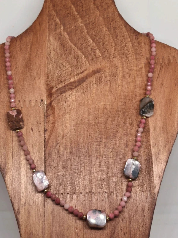 Collier en perles facettes de 3mm de rhodonite