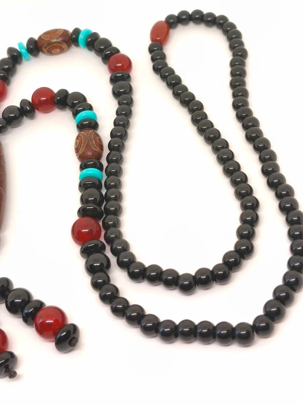 Collier ethnique en perles d'agate noire et bois de santal