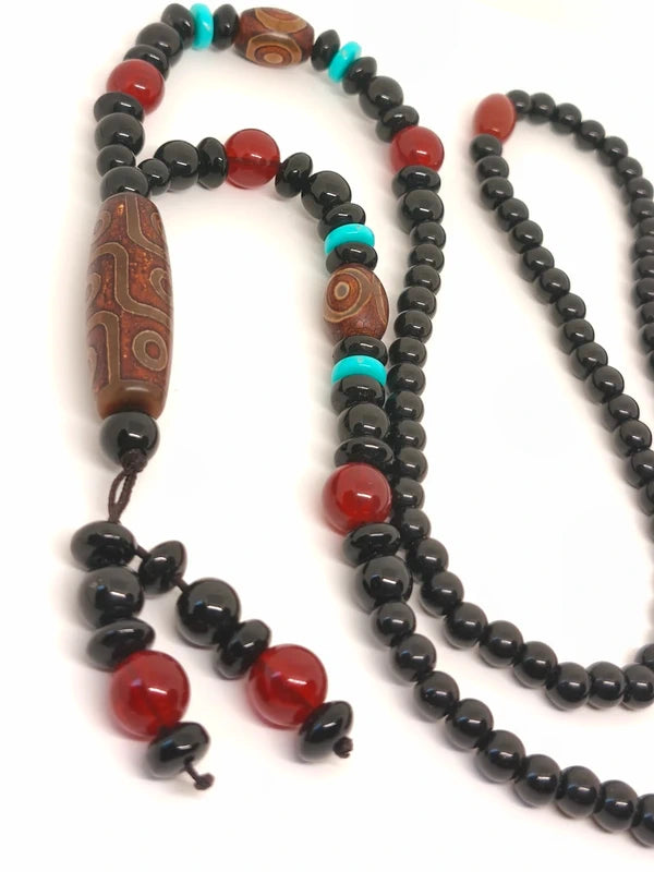 Collier ethnique en perles d'agate noire et bois de santal