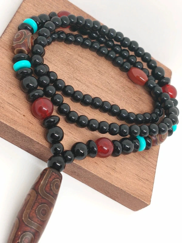 Collier ethnique en perles d'agate noire et bois de santal