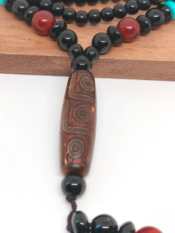 Collier ethnique en perles d'agate noire et bois de santal
