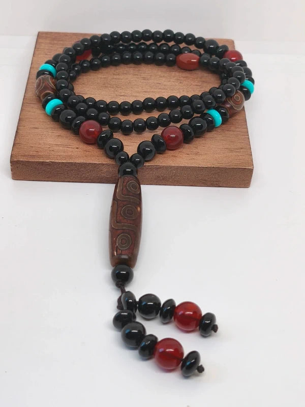Collier ethnique en perles d'agate noire et bois de santal