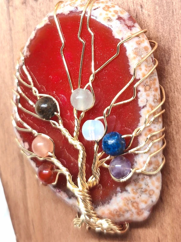 Collier en tranche d'agate rouge 7 chakras
