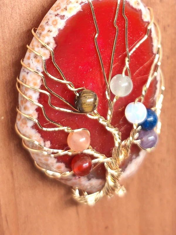 Collier en tranche d'agate rouge 7 chakras