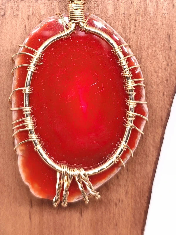 Collier en tranche d'agate rouge 7 chakras
