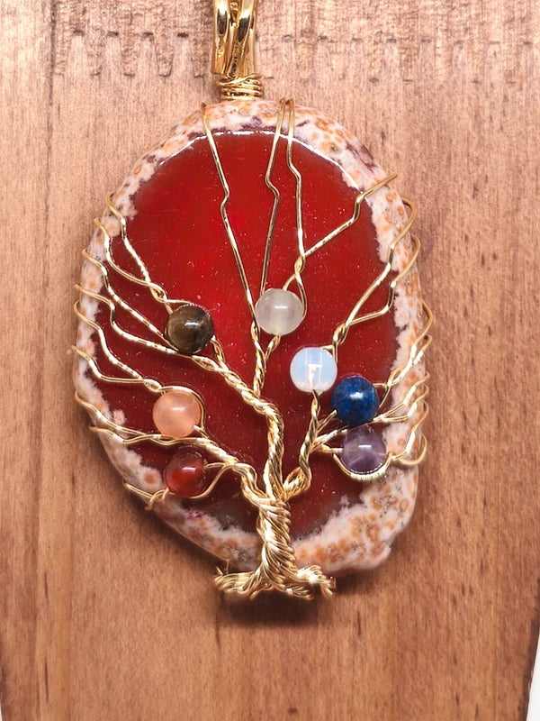 Collier en tranche d'agate rouge 7 chakras