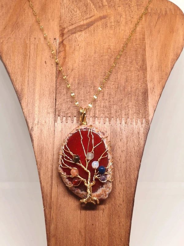 Collier en tranche d'agate rouge 7 chakras