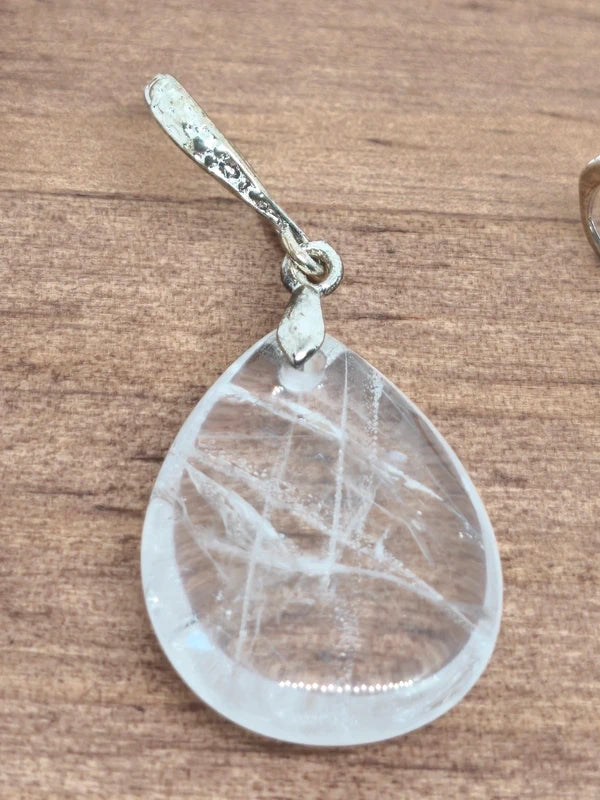 Collier et boucles d'oreilles en cristal de roche craquelé