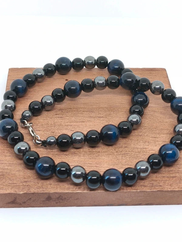 Collier en perles d'onyx noire, d'hématite, d'oeil de tigre bleu.