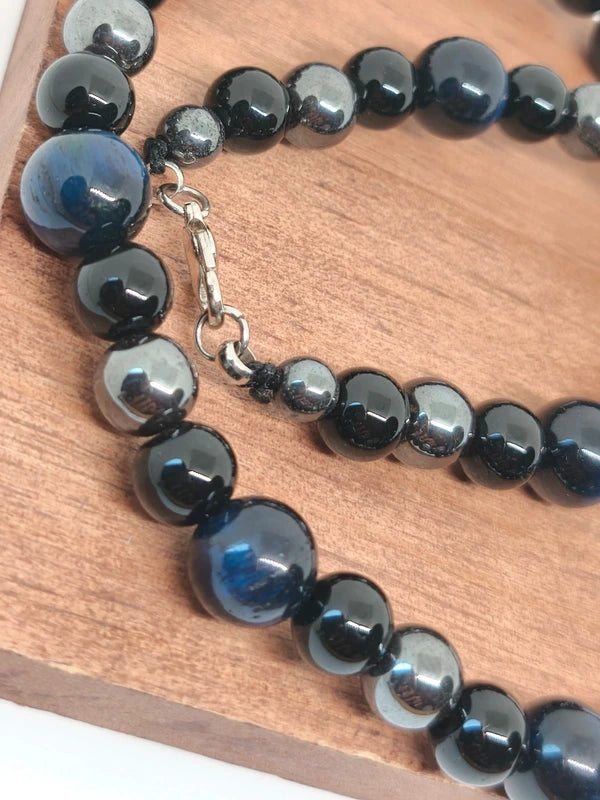 Collier en perles d'onyx noire, d'hématite, d'oeil de tigre bleu.